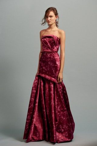 La imagen puede contener Ropa Vestir Vestido Mujer Persona humana Vestido de noche Vestido Bata Moda y mujer