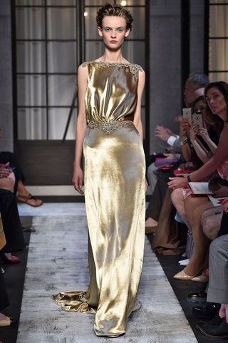 La imagen puede contener Ropa Vestimenta Vestido de noche Vestido Bata Moda Persona humana Calzado Zapato y Daria Strokous