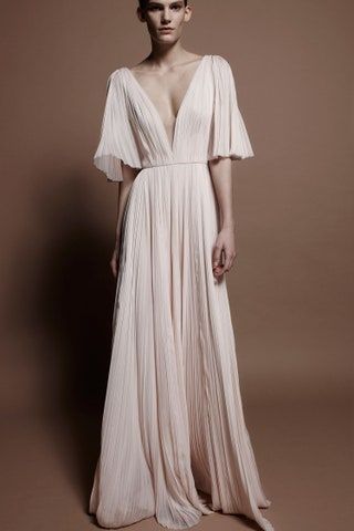 La imagen puede contener Ropa Vestimenta Vestido Vestido de noche Bata Moda Vestido Persona femenina humana y Suvi Koponen