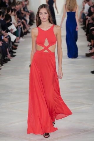La imagen puede contener Persona humana Moda Ropa Vestimenta Vestido de noche Bata Bata y pasarela