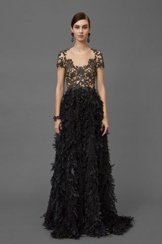 La imagen puede contener Ropa Vestimenta Bata Moda Vestido de noche Vestido Vestido Persona humana Mujer y mujer