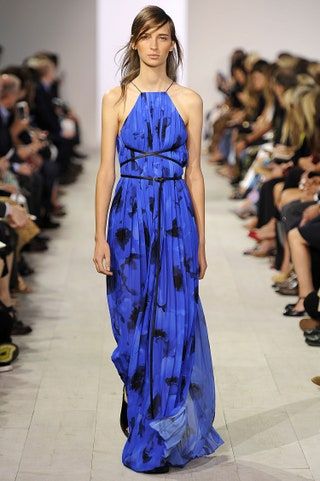 La imagen puede contener Ropa Zapato Calzado Ropa Persona humana Vestido Vestido de noche Bata y moda