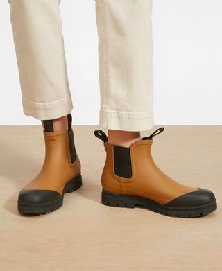 bota de lluvia color camello everlane