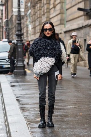 Yoyo Cao usa anteojos de sol negros Celine, botas de combate negras y jeans negros