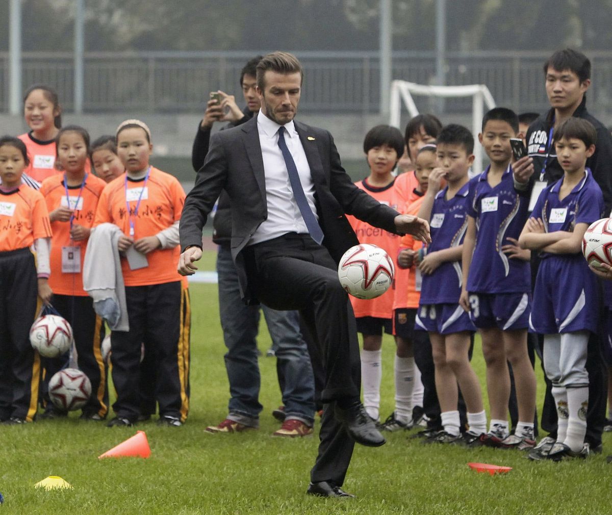 La imagen puede contener David Beckham Persona humana Calzado Ropa Vestimenta Zapato Personas Equipo de fútbol y deportes de equipo
