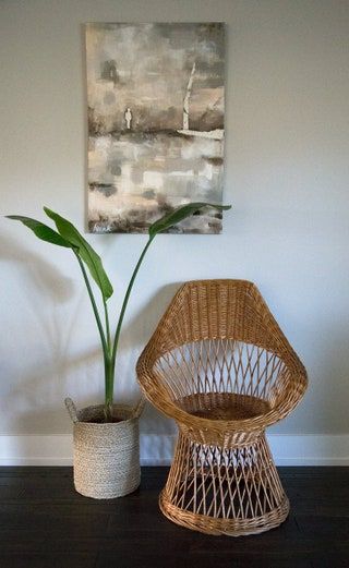 Bilden kan innehålla Inredning inomhus Växt Heminredning Möbler Vas Keramikburk Linne Lampa och blomma