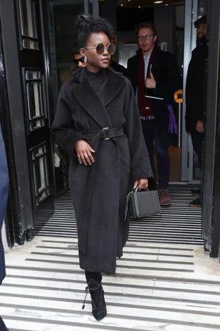 Bild kann enthalten Kleidung Kleidung Mantel Sonnenbrille Zubehör Zubehör Schuhe Schuh Mensch und Mantel