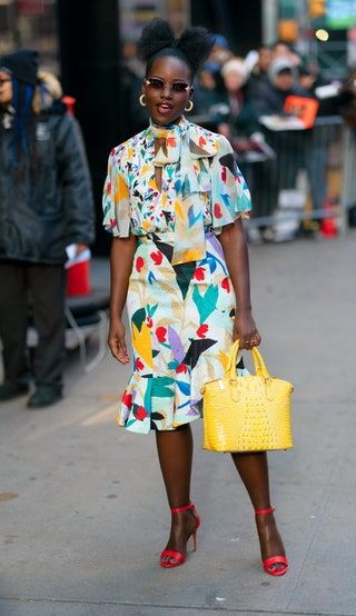 Das Bild kann enthalten Menschliche Person Kleidung Kleidung Weibliches Kleid Jacke Mantel Tasche Handtaschenzubehör und Zubehör