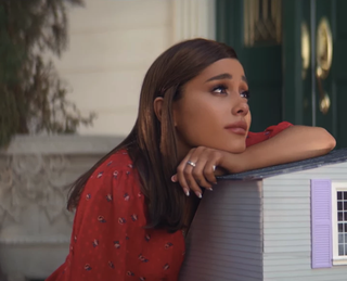 Ta slika lahko vsebuje oblačila in okras za dom Ariana Grande Human Person Face