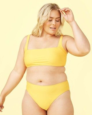 Slika lahko vsebuje Oblačila Oblačila Kopalke Bikini Človek in oseba