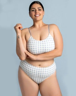 Slika lahko vsebuje Oblačila Oblačila Človeška oseba Ženske Kopalke Bikini Spodnje perilo Ženska in spodnje perilo