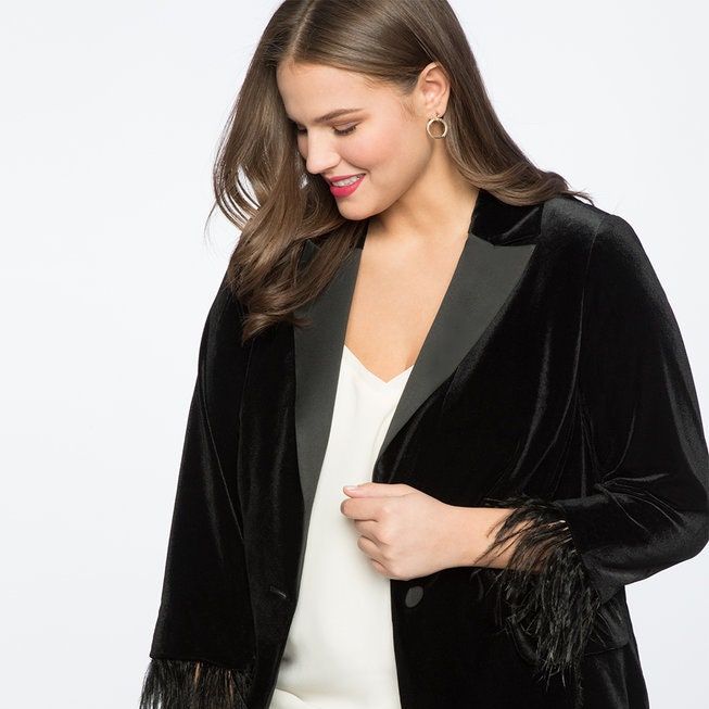 La imagen puede contener: ropa, indumentaria, chaqueta, blazer, abrigo, humano, persona, mujer, traje, abrigo y manga