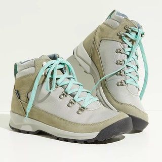 graue Wanderschuhe mit aquamarinen Schnürsenkeln