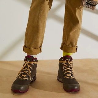 Model mit Wanderschuhen