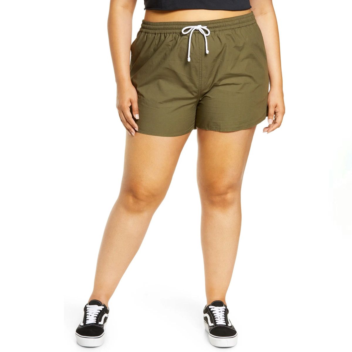 Model trägt grüne Shorts