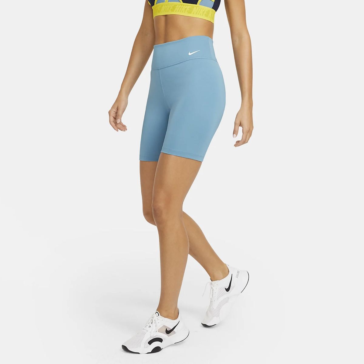 Model trägt hellblaue Radshorts