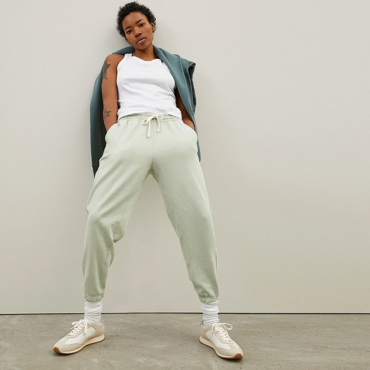 Model mit hellgrüner Jogginghose und weißem Tanktop
