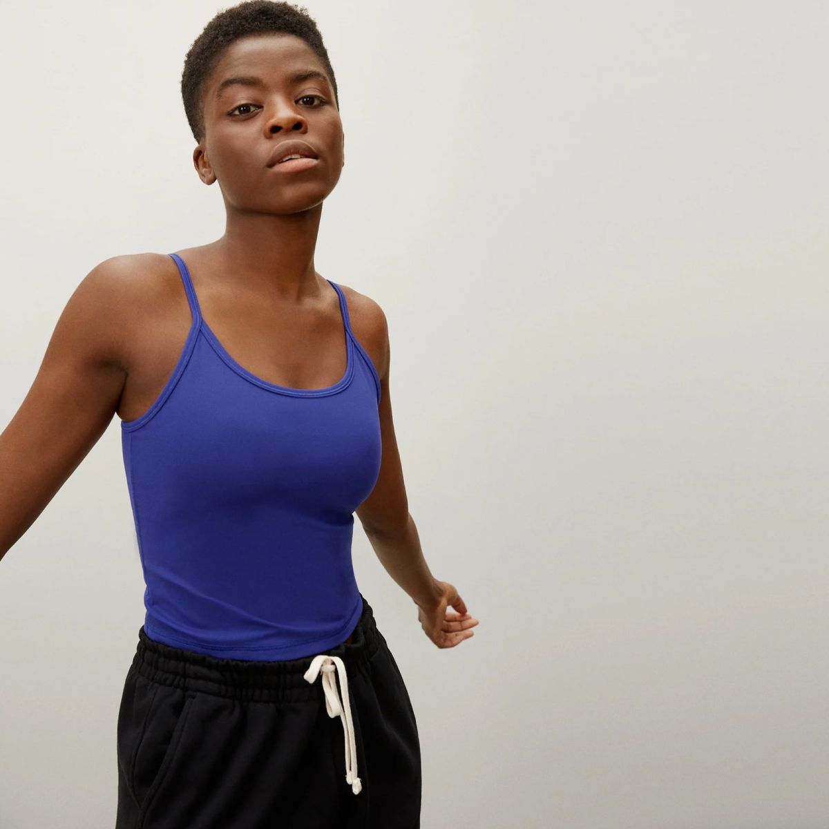 Model trägt blaues Tanktop