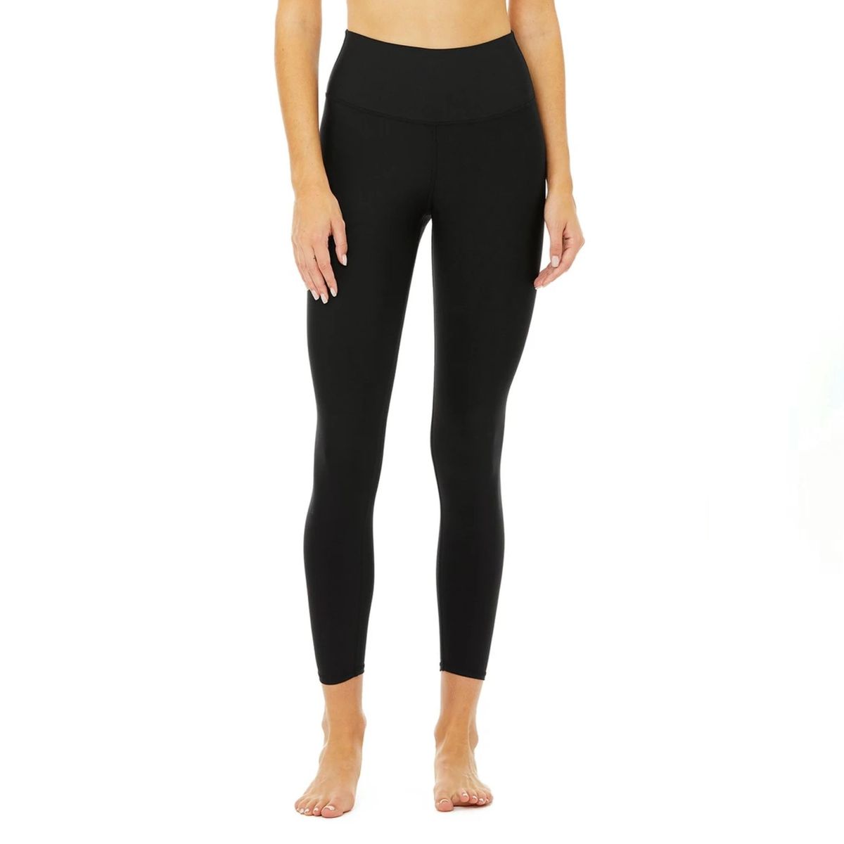 Model trägt schwarze Leggings