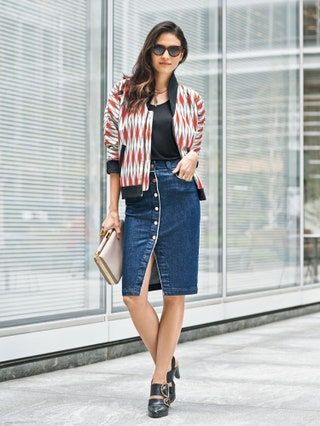 Bild kann enthalten Kleidung Kleidung Menschliche Person Weibliche Sonnenbrillen Accessoires Zubehör Damen Schuhe und Shorts