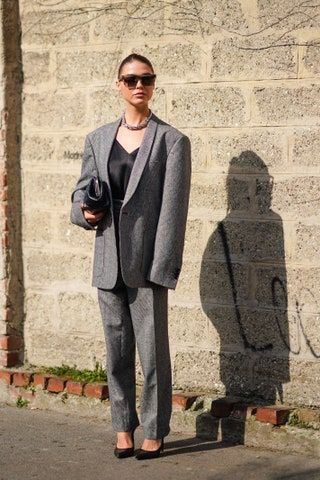 La imagen puede contener Ropa Ropa Abrigo Abrigo Gafas de sol Accesorios Accesorio Traje Persona humana y calzado