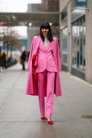 La imagen puede contener Ropa Ropa Abrigo Vestido Persona humana Traje y abrigo