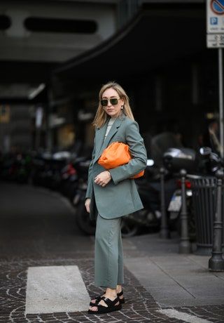 La imagen puede contener Abrigo Ropa Ropa Gafas de sol Accesorios Accesorio Persona humana Abrigo Traje y calzado