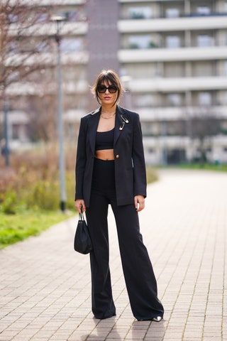 La imagen puede contener Ropa Ropa Traje Abrigo Abrigo Chaqueta Blazer Persona humana Gafas de sol y accesorios