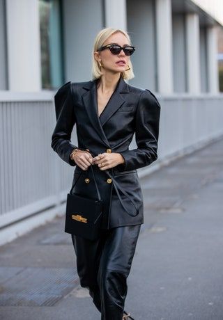 La imagen puede contener Ropa Ropa Traje Abrigo Abrigo Gafas de sol Accesorios Accesorio Chaqueta Blazer y humano