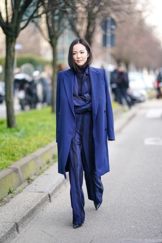 La imagen puede contener Ropa Ropa Abrigo Abrigo Persona humana Traje Calzado Zapato y vestido