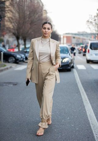 La imagen puede contener Traje Abrigo Ropa Abrigo Ropa Persona humana Vehículo Transporte Automóvil y automóvil