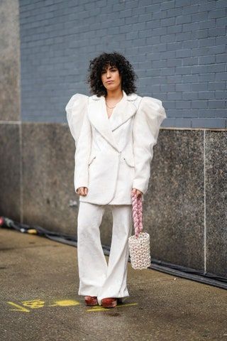 La imagen puede contener Ropa Ropa Traje Abrigo Abrigo Persona humana Calzado Zapato Chaqueta Chaqueta y vestido