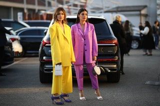 La imagen puede contener Ropa Vestimenta Persona humana Vehículo de transporte Automóvil Abrigo y abrigo
