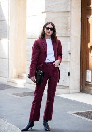 La imagen puede contener Ropa Ropa Gafas de sol Accesorios Accesorio Calzado Zapato Persona humana Traje y abrigo