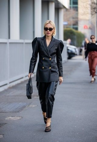 La imagen puede contener Ropa Ropa Traje Abrigo Abrigo Persona humana Gafas de sol Accesorios Accesorio y chaqueta