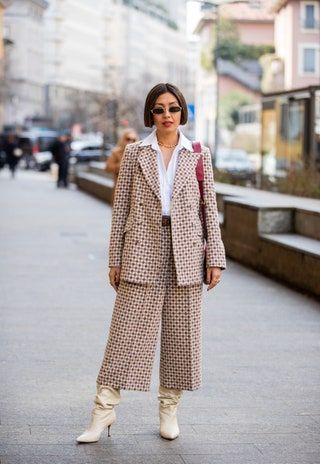 La imagen puede contener Ropa Abrigo Persona humana Gafas de sol Accesorios Accesorio Abrigo Vestido y traje