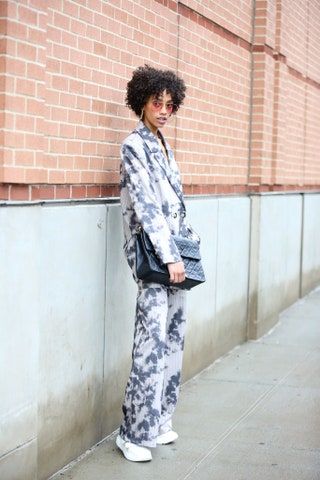 La imagen puede contener Ropa Vestimenta Bata Moda Persona humana Zapato Calzado Peinado Bata y kimono