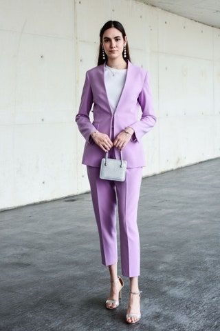La imagen puede contener Ropa Ropa Traje Abrigo Abrigo Humano y Persona