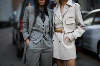 La imagen puede contener Ropa Abrigo Abrigo Traje Gabardina Humano y Persona