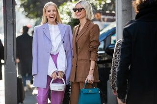 La imagen puede contener Ropa Ropa Gafas de sol Accesorios Accesorio Abrigo Persona humana Abrigo y traje