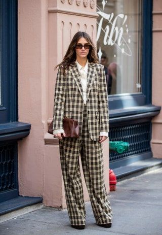 La imagen puede contener Ropa Ropa Persona humana Gafas de sol Accesorios Accesorio Abrigo Abrigo y traje