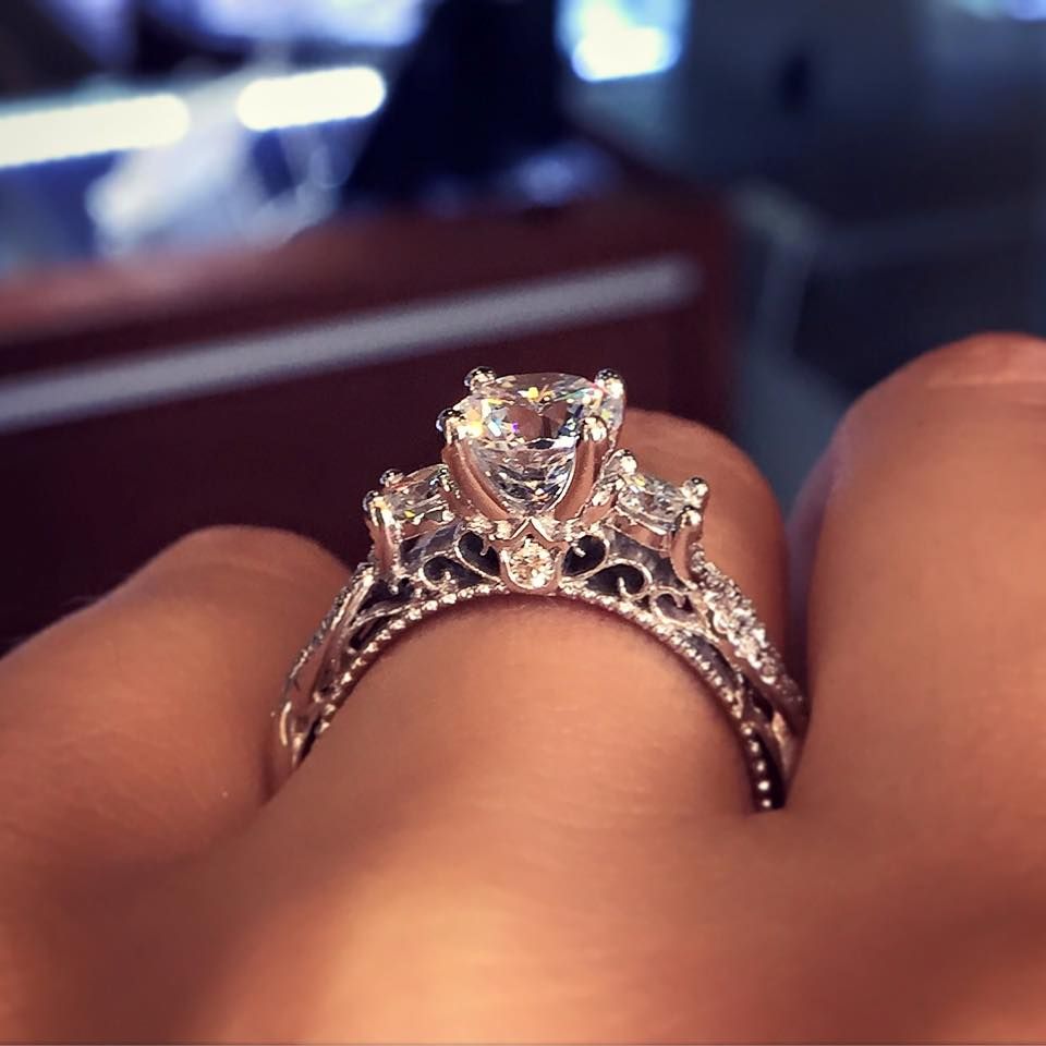 Dieses Bild kann Schmuckzubehör Ringzubehör Diamant Edelstein Mensch und Person enthalten