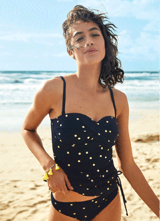 Bild kann Kleidung, Kleidung, menschliche Person Textur, Bademode und Polka Dot enthalten
