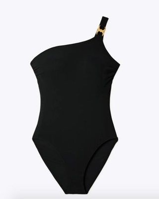 La imagen puede contener ropa, ropa, traje de baño y chaleco.