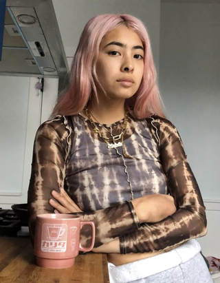 model oblečen v črn in goli mrežasti top
