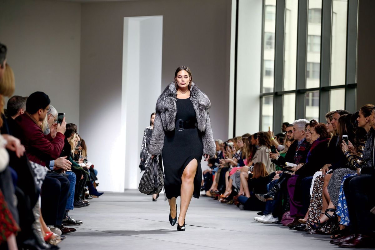 Slika lahko vsebuje Oblačila Oblačila Človeška oseba Al Hibbler Ashley Graham Ženska Obutev Čevlji Ženska in Moda