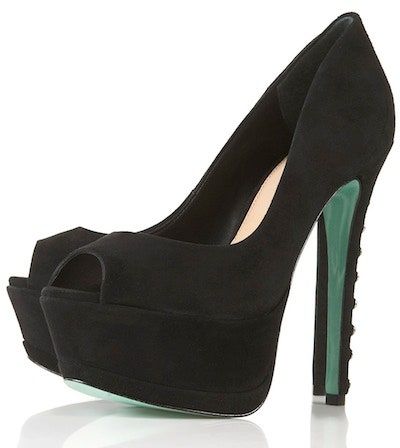La imagen puede contener Ropa Vestimenta Calzado Zapato Tacón alto y tacón