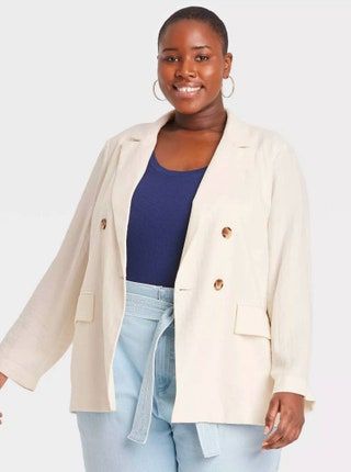 model oblečen v beli blazer