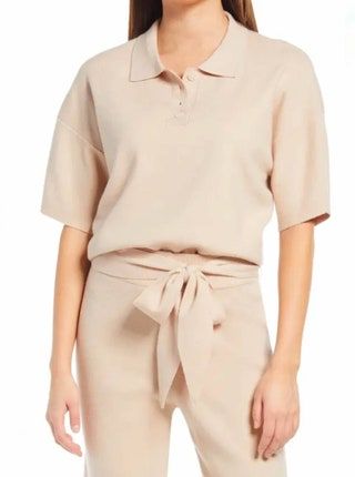 model oblečen v beli polo