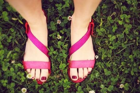 Bild kann Kleidung Bekleidung Schuhe Mensch und Sandale enthalten